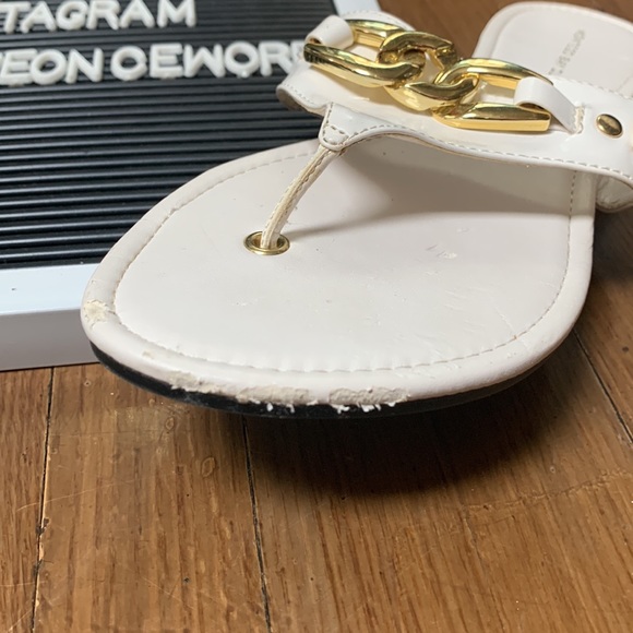 White Sandal w Gold Chain Detail - Picture 4 of 4